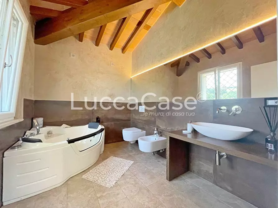 Immagine 40 di Villa in vendita  a Capannori