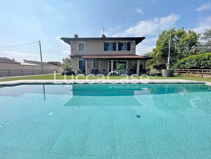 Immagine 16 di Villa in vendita  a Capannori
