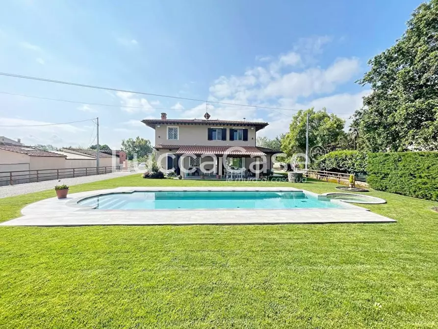 Immagine 20 di Villa in vendita  a Capannori