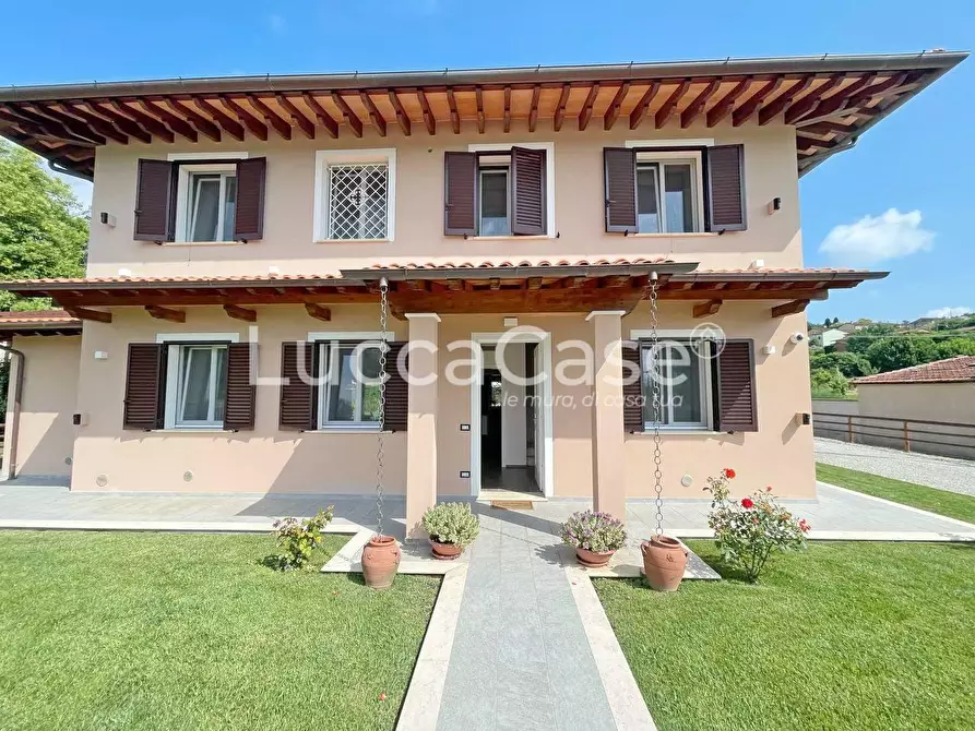 Immagine 2 di Villa in vendita  a Capannori