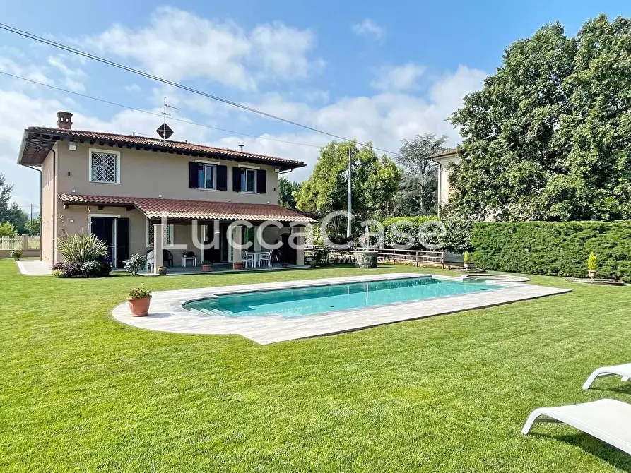 Immagine 13 di Villa in vendita  a Capannori