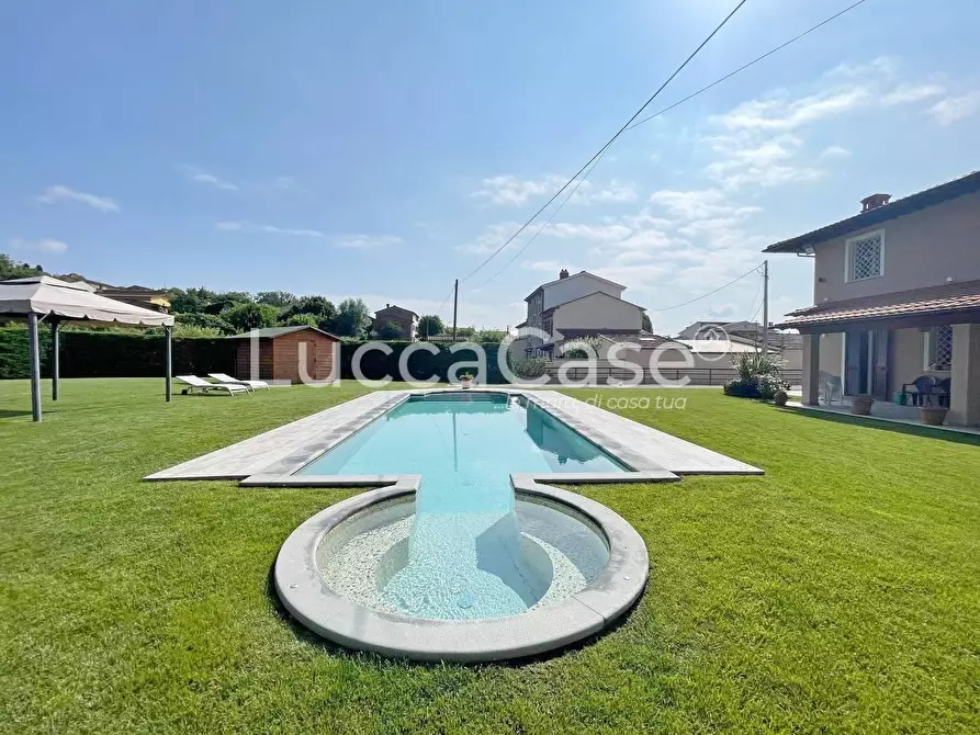 Immagine 23 di Villa in vendita  a Capannori