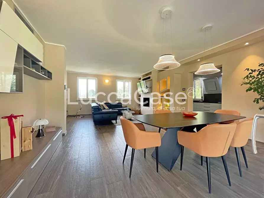 Immagine 3 di Villa in vendita  a Capannori