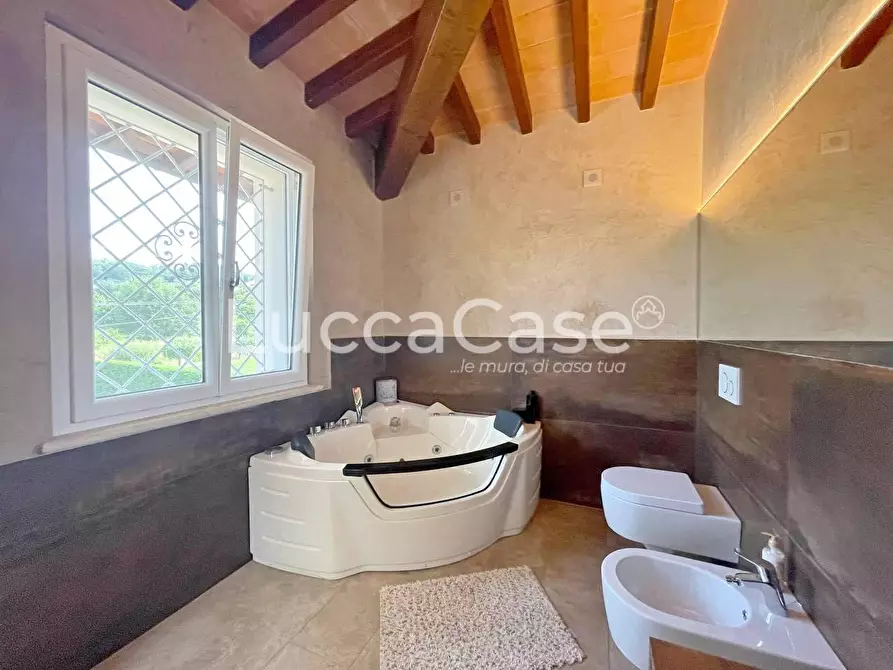 Immagine 39 di Villa in vendita  a Capannori