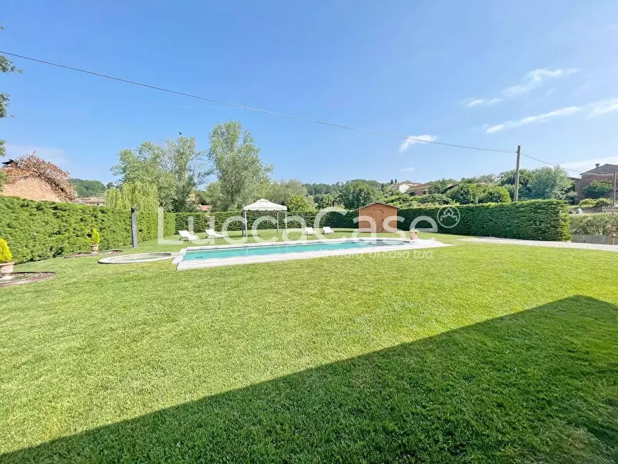 Immagine 25 di Villa in vendita  a Capannori