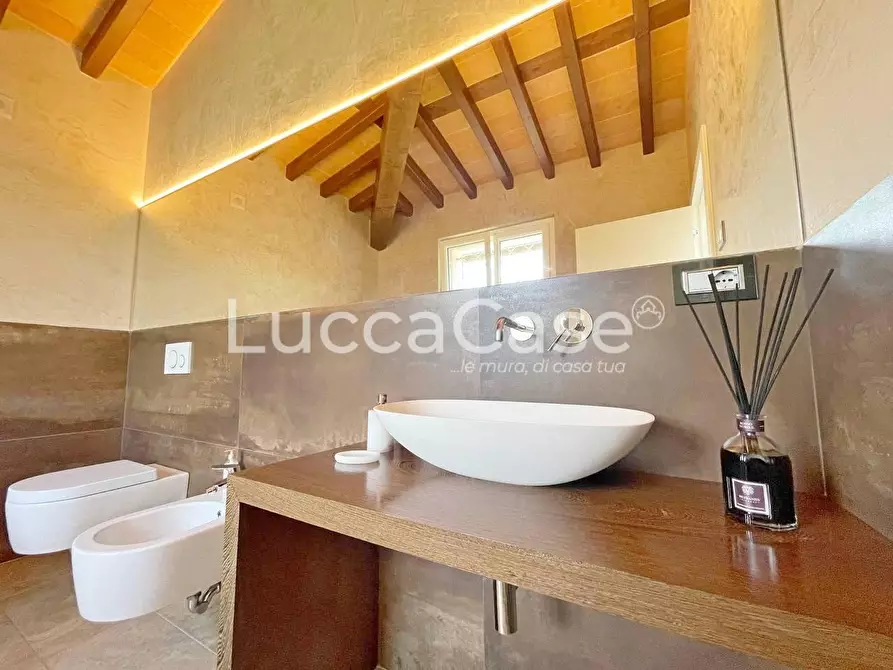 Immagine 38 di Villa in vendita  a Capannori