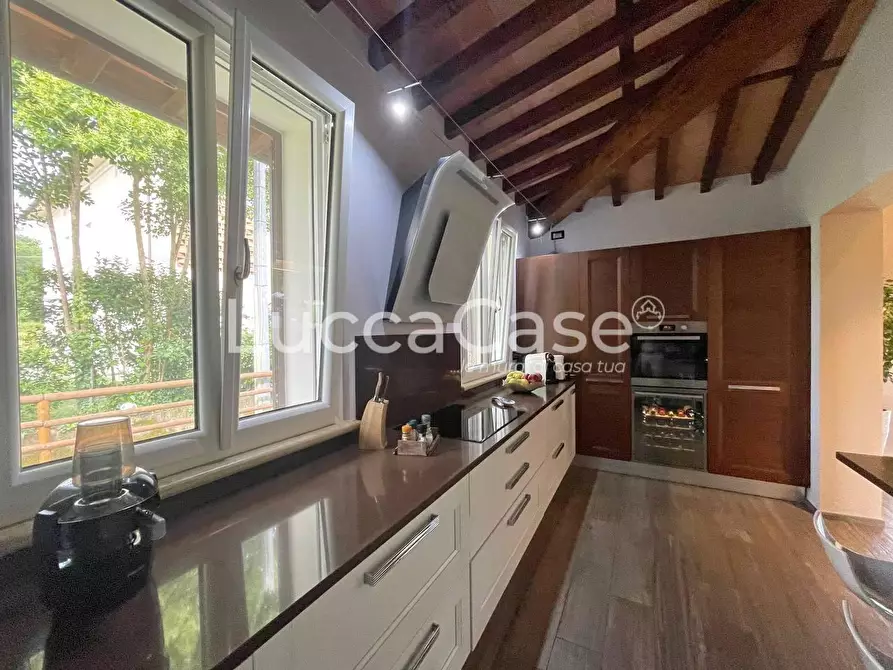 Immagine 49 di Villa in vendita  a Capannori