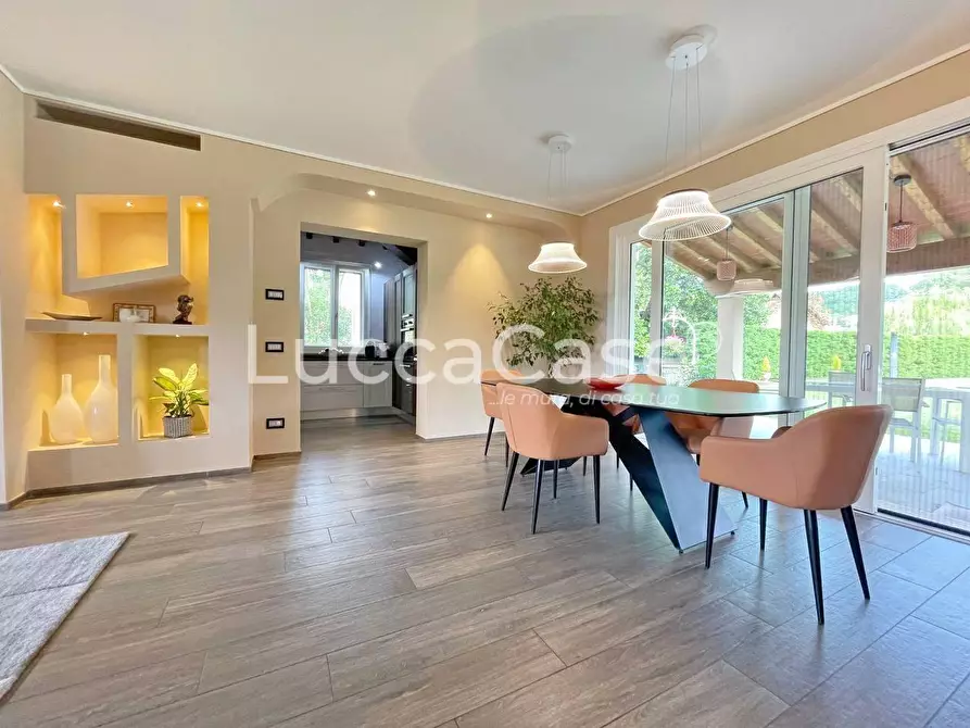 Immagine 4 di Villa in vendita  a Capannori