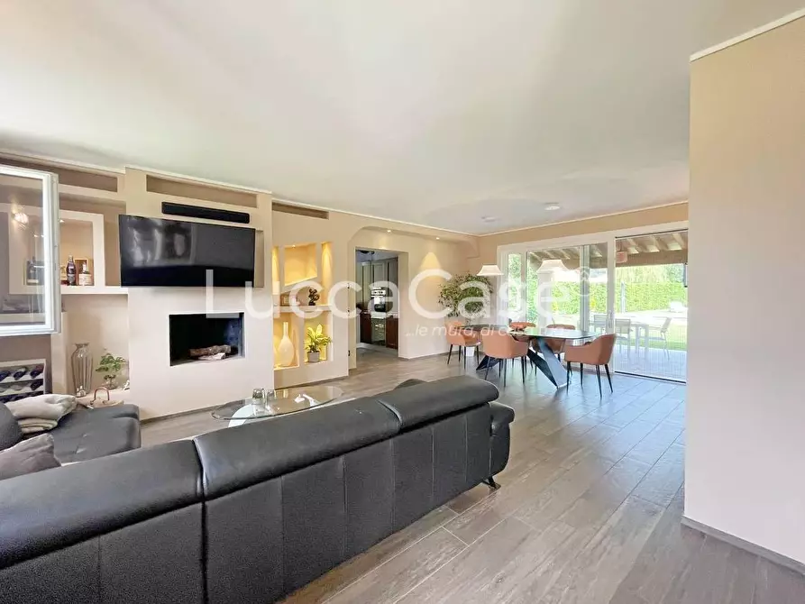 Immagine 46 di Villa in vendita  a Capannori