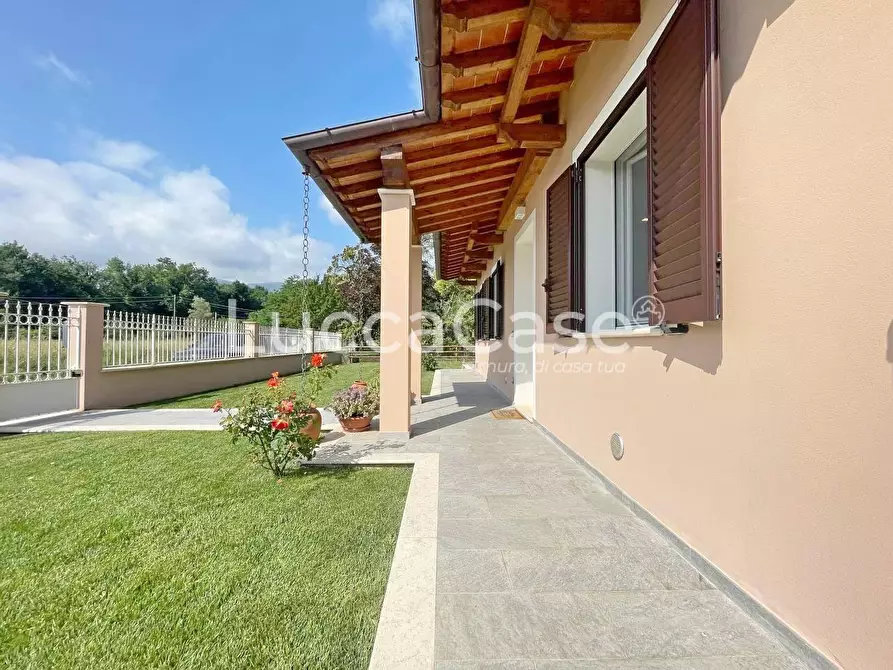 Immagine 11 di Villa in vendita  a Capannori