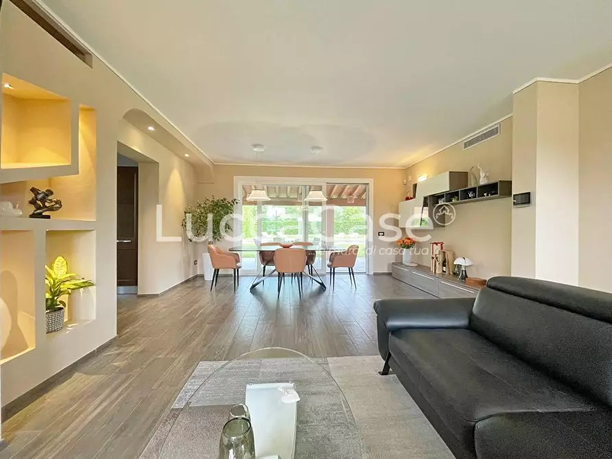 Immagine 48 di Villa in vendita  a Capannori