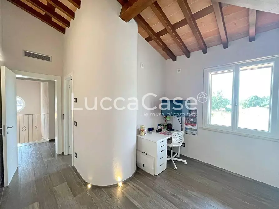 Immagine 28 di Villa in vendita  a Capannori