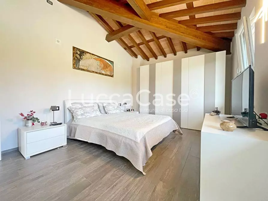 Immagine 37 di Villa in vendita  a Capannori
