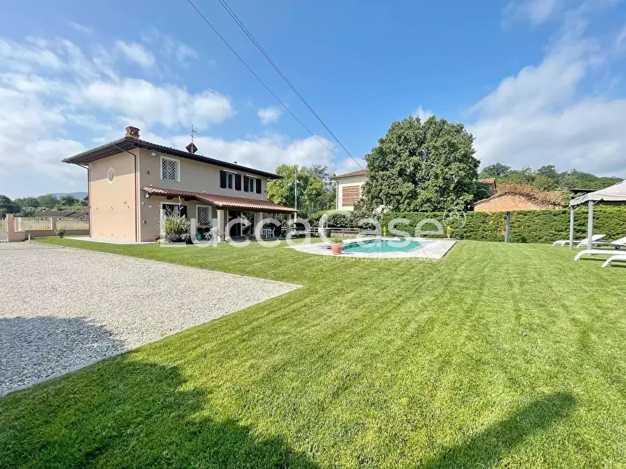 Immagine 19 di Villa in vendita  a Capannori