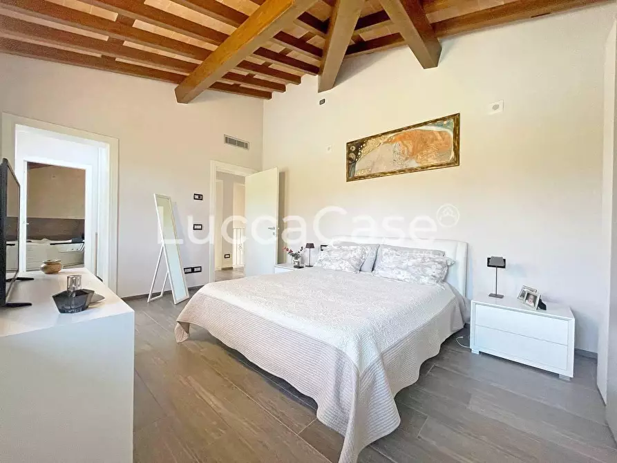 Immagine 36 di Villa in vendita  a Capannori