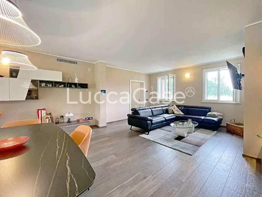 Immagine 50 di Villa in vendita  a Capannori