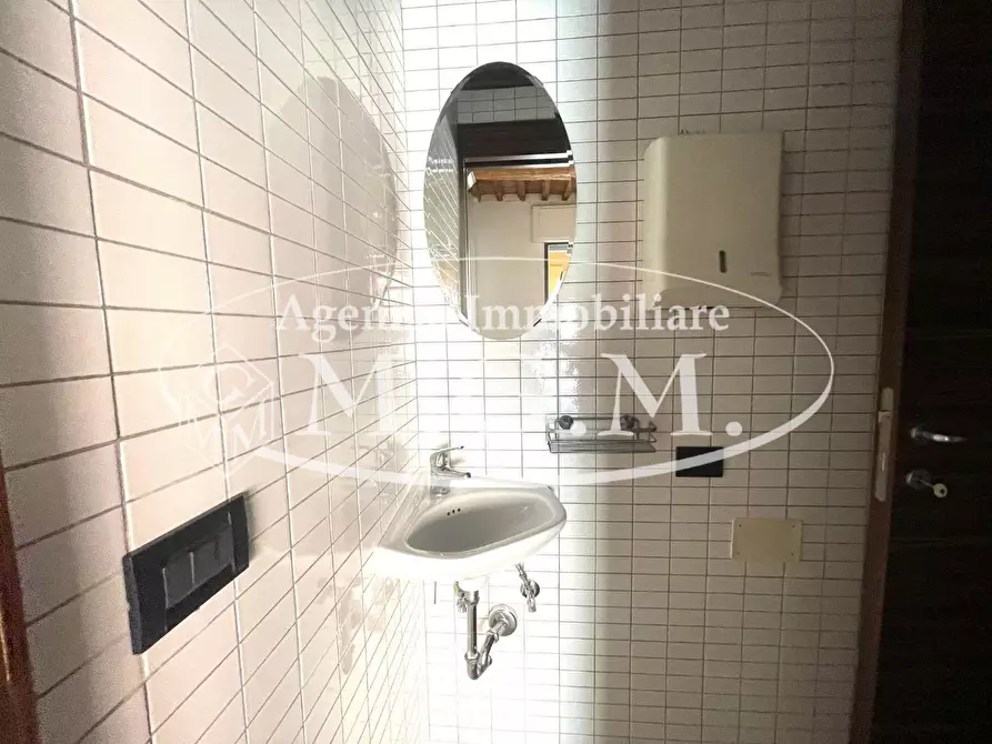 Immagine 7 di Locale commerciale in vendita  a Cascina