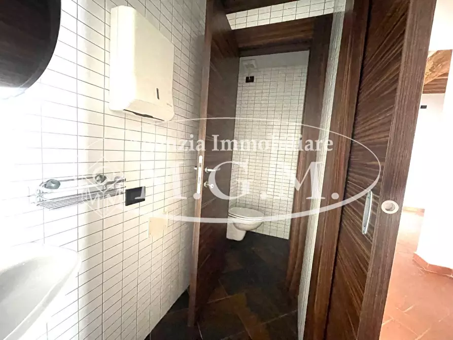 Immagine 6 di Locale commerciale in vendita  a Cascina