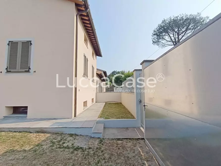 Immagine 2 di Casa bifamiliare in vendita  a Lucca