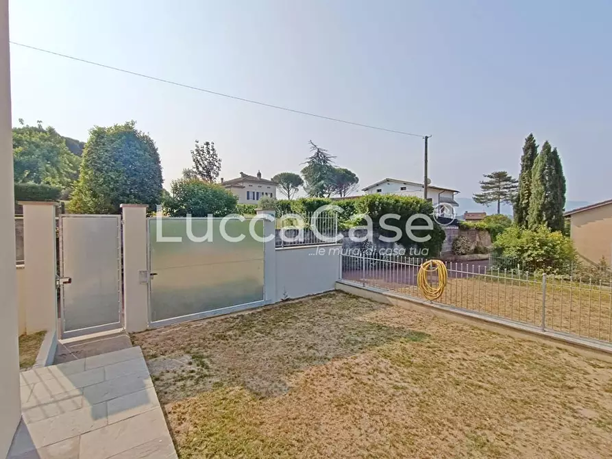 Immagine 3 di Casa bifamiliare in vendita  a Lucca