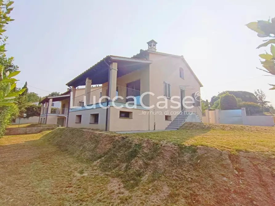 Immagine 4 di Casa bifamiliare in vendita  a Lucca