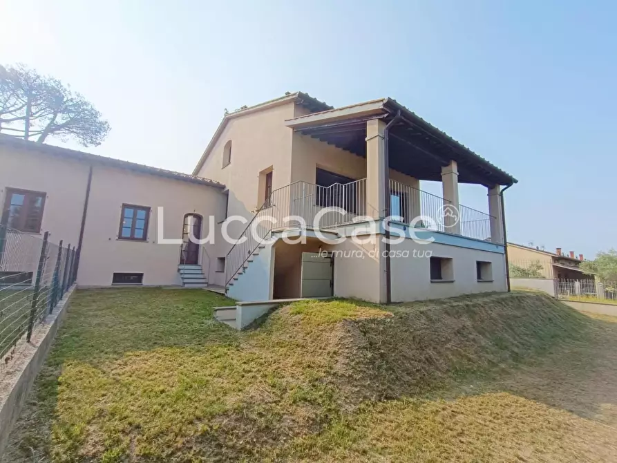 Immagine 6 di Casa bifamiliare in vendita  a Lucca