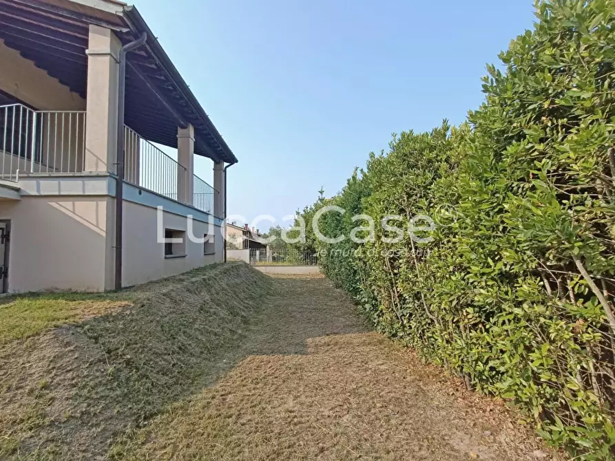 Immagine 4 di Casa bifamiliare in vendita  a Lucca