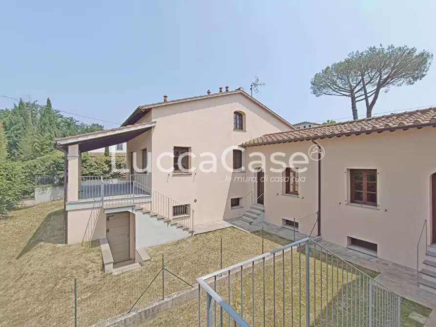 Immagine 3 di Casa bifamiliare in vendita  a Lucca