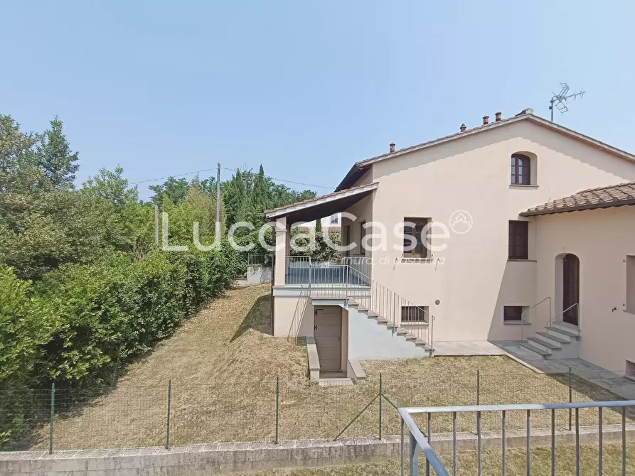 Immagine 5 di Casa bifamiliare in vendita  a Lucca