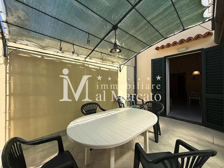 Immagine 10 di Villa in vendita  a Viareggio