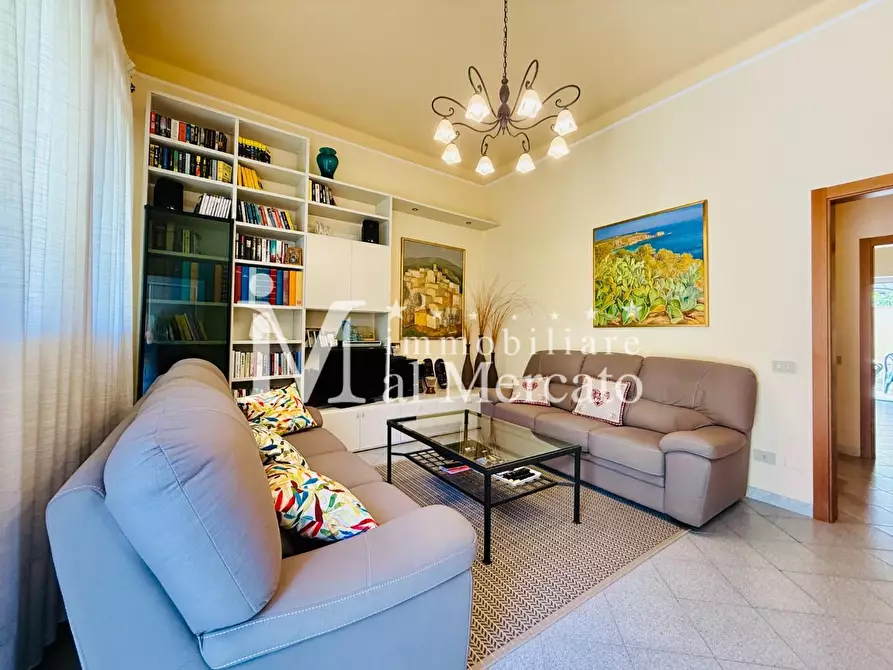 Immagine 2 di Villa in vendita  a Viareggio