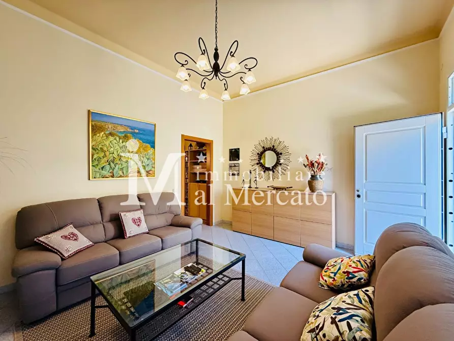 Immagine 5 di Villa in vendita  a Viareggio