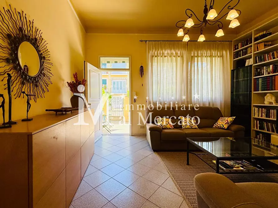 Immagine 3 di Villa in vendita  a Viareggio