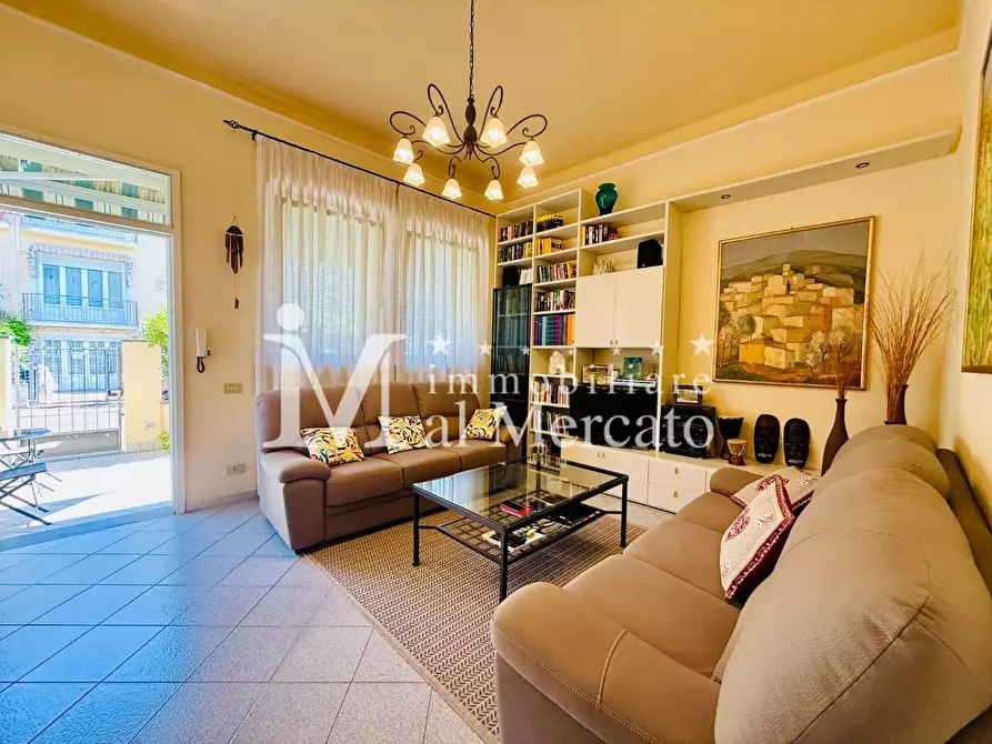 Immagine 1 di Villa in vendita  a Viareggio