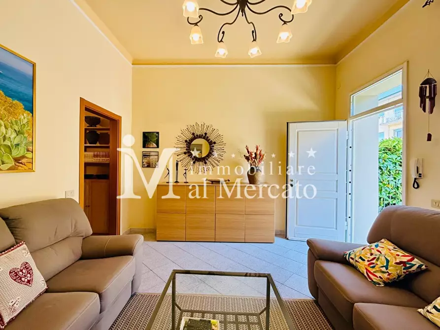 Immagine 4 di Villa in vendita  a Viareggio