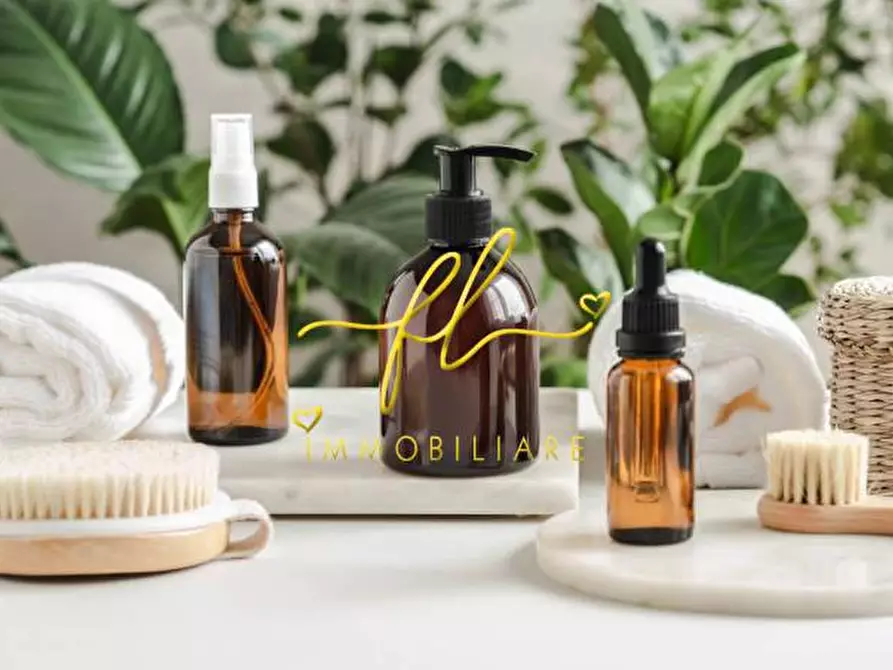 Immagine 1 di Attività commerciale in affitto  a Cecina