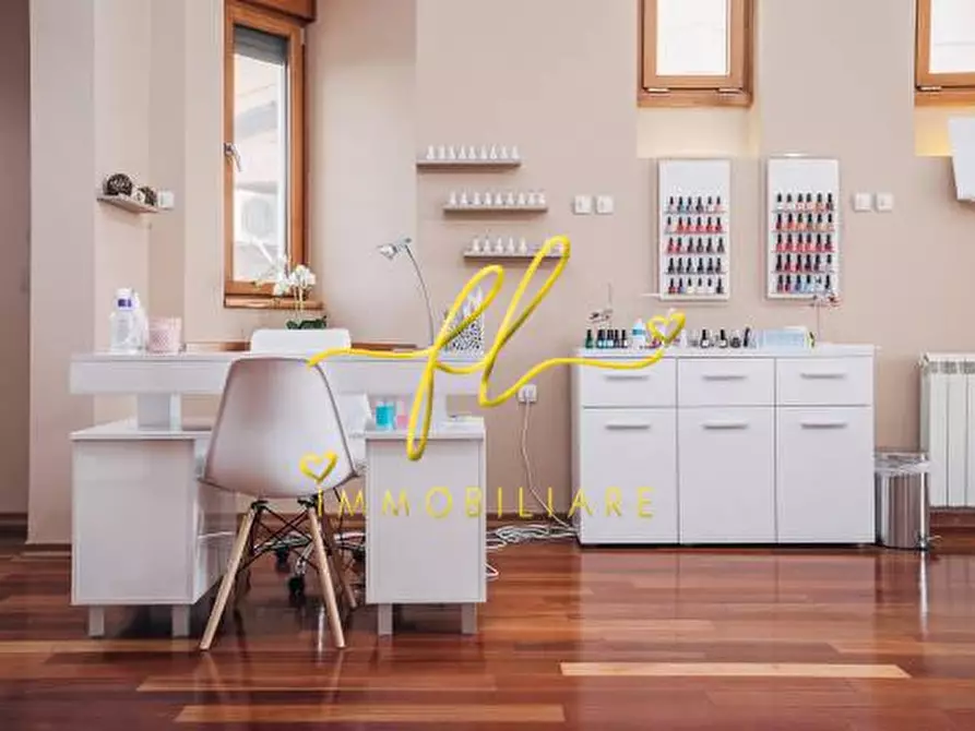 Immagine 3 di Attività commerciale in affitto  a Cecina