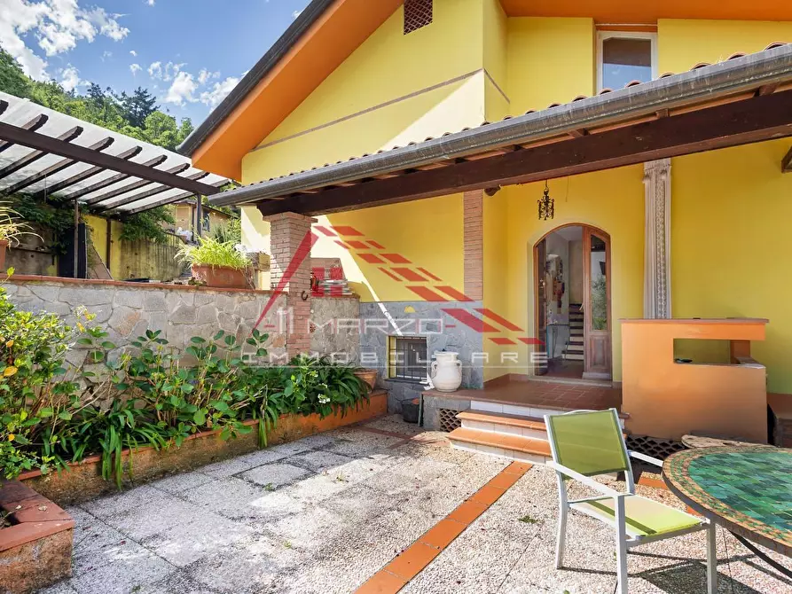 Immagine 2 di Villa in vendita  a Massa