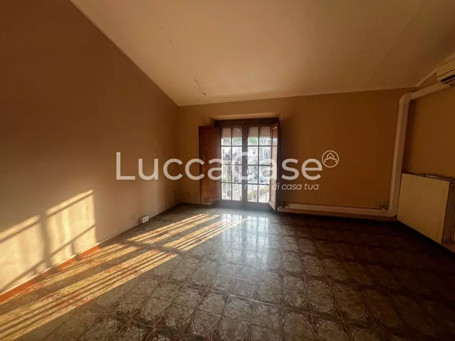 Immagine 2 di Appartamento in vendita  a Lucca