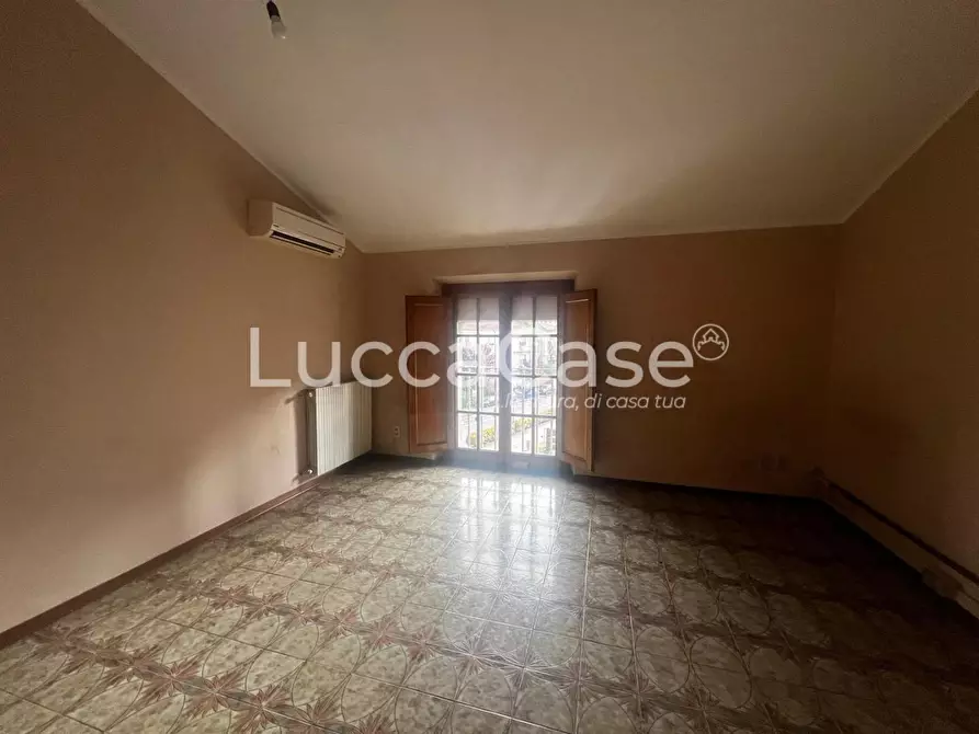 Immagine 3 di Appartamento in vendita  a Lucca