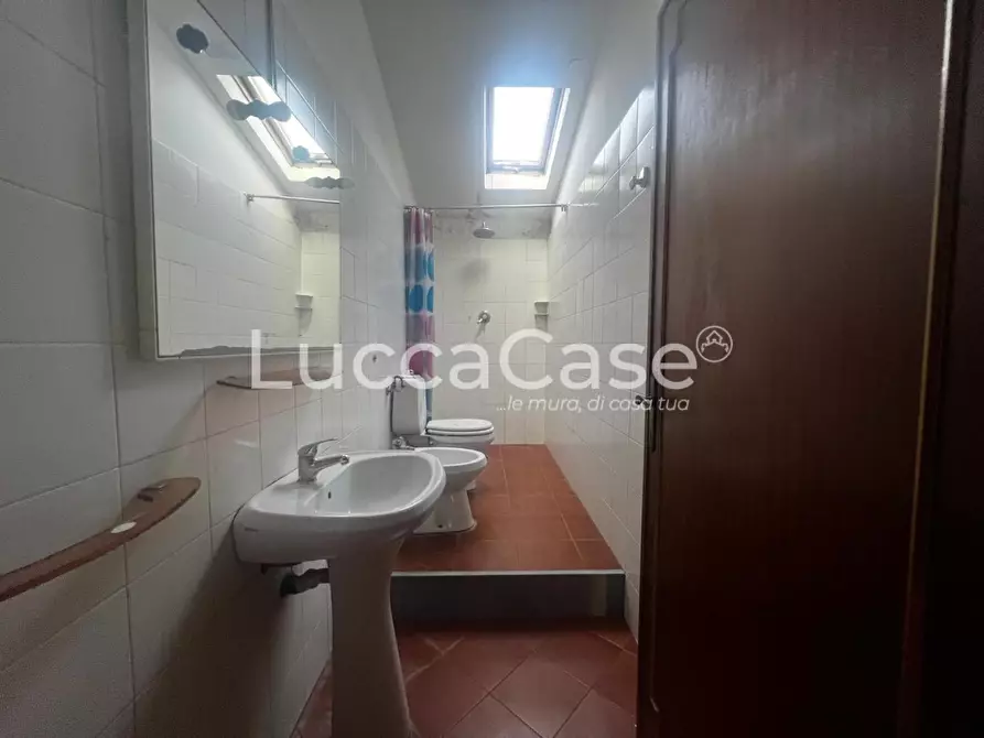 Immagine 9 di Appartamento in vendita  a Lucca