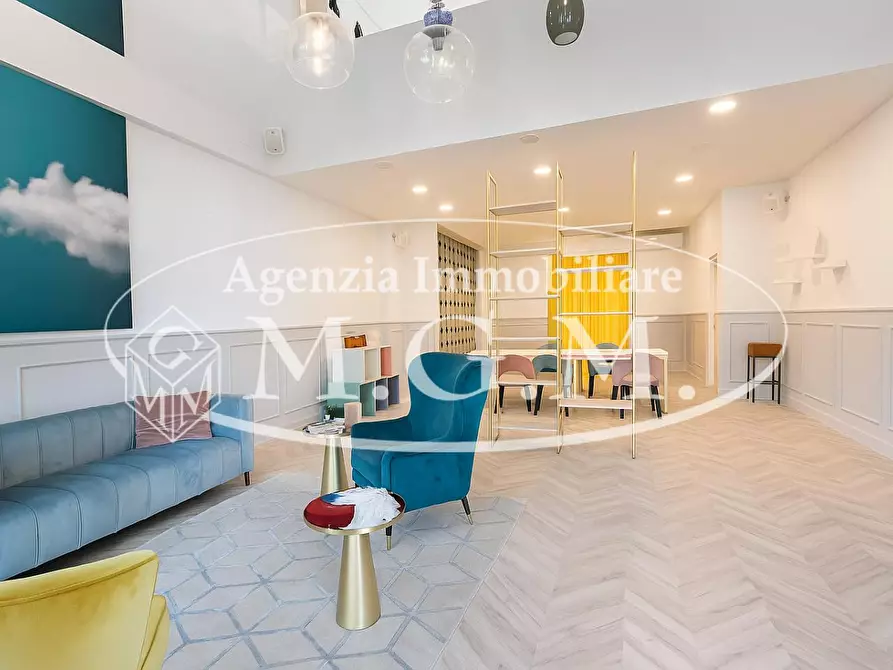 Immagine 1 di Locale commerciale in affitto  a Calcinaia