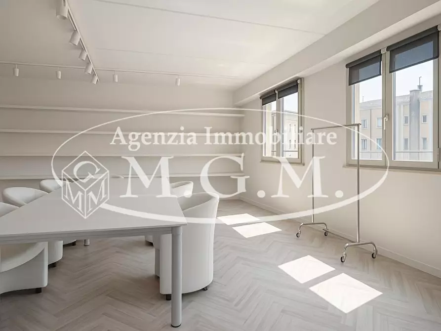 Immagine 6 di Locale commerciale in affitto  a Calcinaia