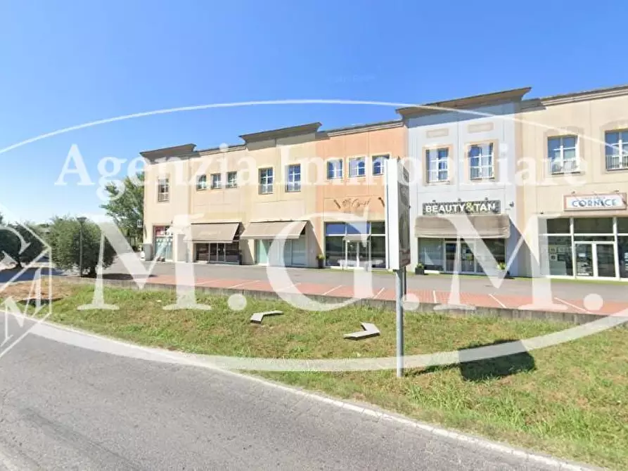 Immagine 9 di Locale commerciale in affitto  a Calcinaia