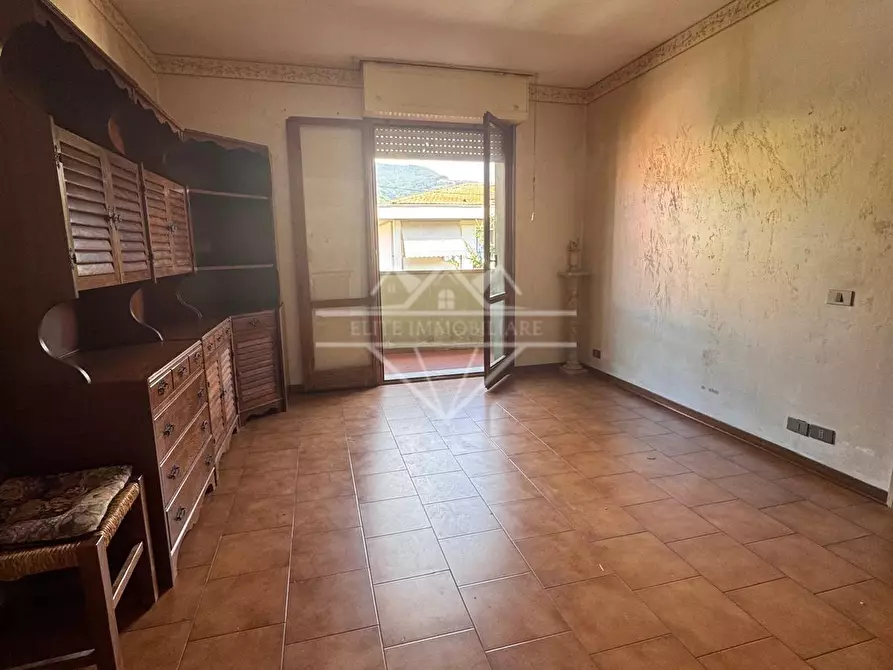Immagine 1 di Appartamento in vendita  a Massa