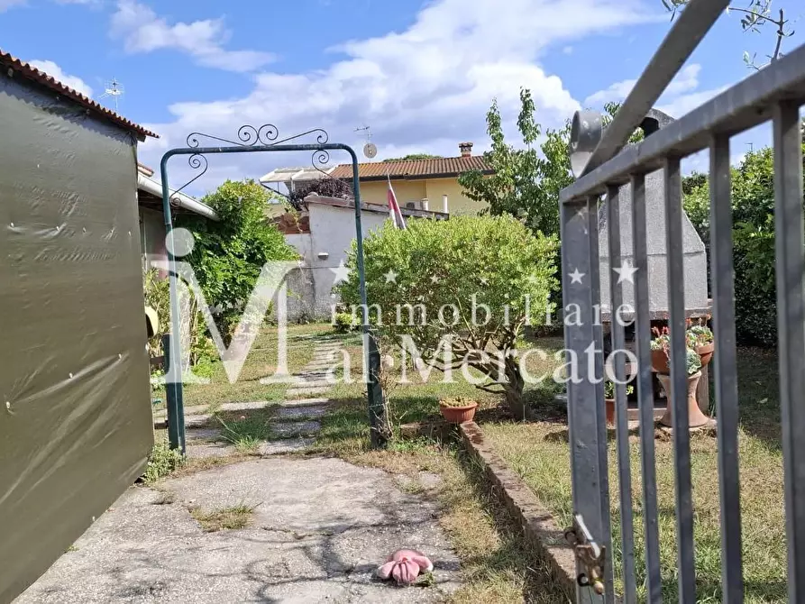 Immagine 18 di Appartamento in vendita  a Viareggio