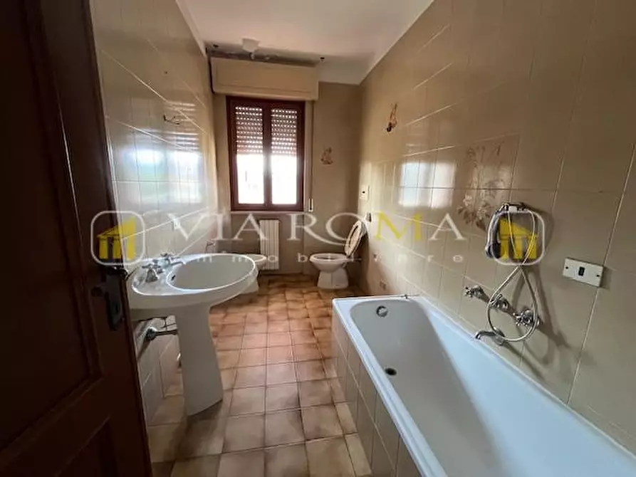 Immagine 12 di Appartamento in vendita  a Lucca