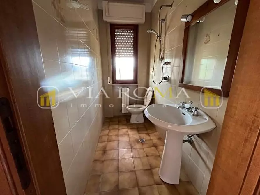 Immagine 13 di Appartamento in vendita  a Lucca