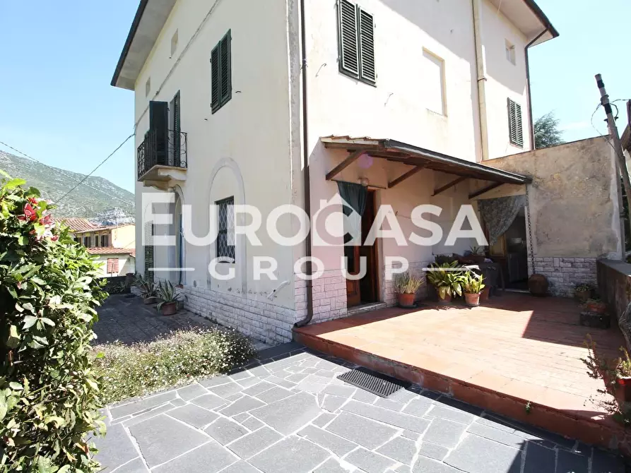 Immagine 2 di Villa in vendita  a Lucca