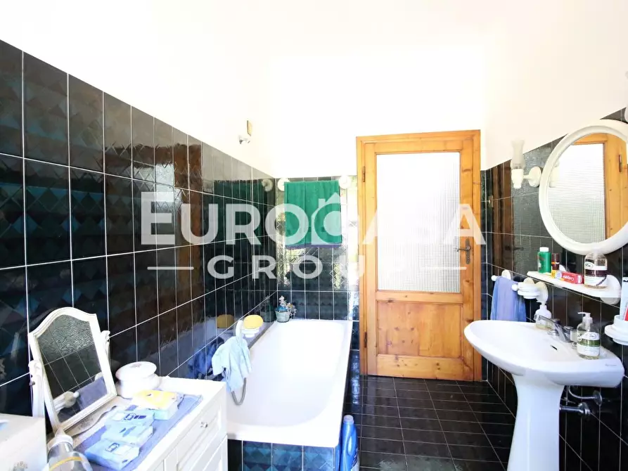 Immagine 60 di Villa in vendita  a Lucca